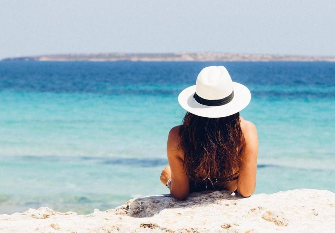 Como se vestir bem com chapéu de praia